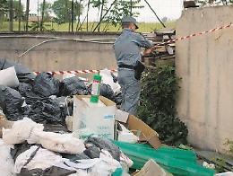 Rifiuti abbandonati e scarti di ogni genere: scattano i sigilli ad un'azienda
