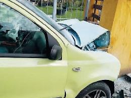 Perde il controllo dell'auto e si schianta contro un muretto: 20enne miracolato