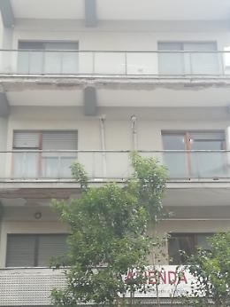 Piovono calcinacci da un palazzo in centro: vigili del fuoco in azione
