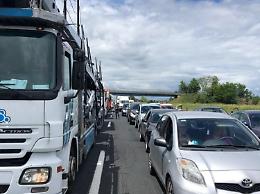 Incidente sull'A1, auto si ribalta: due feriti e traffico in tilt