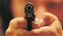 Irrompono in casa in piena notte: rapina lampo con pistola e mazze da baseball