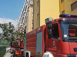Dimentica una pentola sul fuoco: le fiamme divorano la cucina