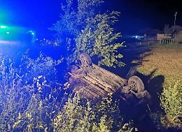 Giovane si ribalta con l'auto e finisce fuori strada: estratta dalle lamiere