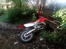 Terribile schianto in motocross, giovane grave: ore di angoscia per la sua sorte