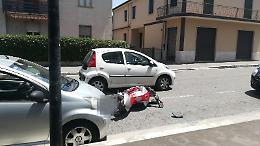 Incidente in moto, centauro impatta contro due auto e finisce in ospedale