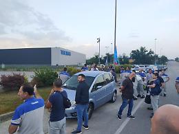 Fca, mobilitazione fuori dai cancelli: gli operai della Tiberina in sciopero