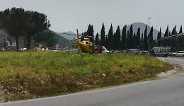 Incidente in superstrada: con l'auto si "infila" nel guardrail, elitrasportato