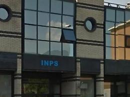 Si sentono male nella sede dell'Inps, forse per un diverbio: portati in ospedale