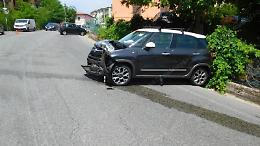 Esce fuori strada e si schianta contro un palo: trasportato in ospedale