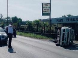 Anagni, auto si ribalta sulla Casilina: traffico in tilt e proteste