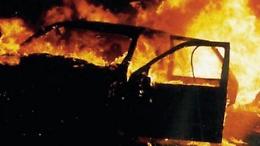 Dà fuoco a un'auto per una discussione con il proprietario: arrestato un ragazzo