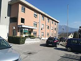Trova per terra un assegno "in bianco" e lo consegna in caserma