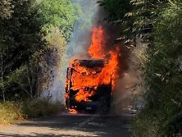 Patrica, autobus in fiamme: l'autista riesce a mettersi in salvo