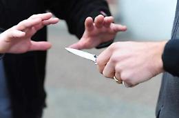 Tenta di accoltellare il "rivale" in amore: se la cava con una multa