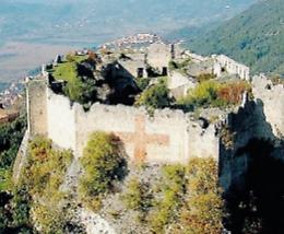 Lavori fermi al castello: dopo l'esposto per un muro abbattuto è tutto bloccato