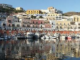 Dimenticano di fare rifornimento e restano in balia delle onde: turisti salvati