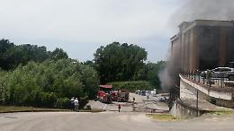 Incendio in un magazzino, nube nera invade strada: paura tra gli automobilisti