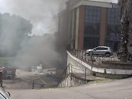 Magazzino avvolto dalle fiamme: fumo in strada e paura tra gli automobilisti