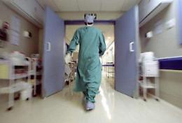 Muore a 38 anni: stava andando a trovare il figlio ricoverato con la moglie