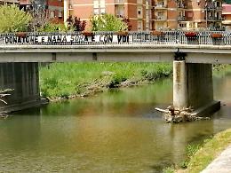 Uno striscione dedicato ai due ragazzi rimasti feriti nello schianto di lunedì