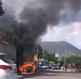 Auto in fiamme: paura tra i passanti per il rischio esplosione