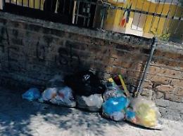Carrellati maleodoranti e rifiuti abbandonati, residenti infuriati: la polemica