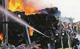 Incendio alla Mecoris, specialisti al lavoro per le verifiche tecniche