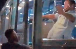 Preso a calci dall'autista del bus: il video finisce in rete