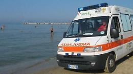 Muore in mare sotto gli occhi della figlia: erano al primo giorno di vacanza