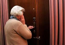 Derubano un'anziana in casa: coppia di ladri incastrata dai carabinieri
