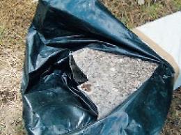 Getta amianto nel ruscello, ripreso in un video: caccia all'autore del gesto