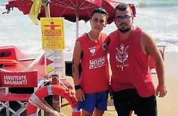 Padre, madre e figlioletto rischiano di morire in mare: poi l'epilogo