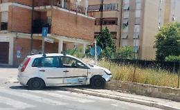 Incidente in viale Grecia, auto fuori strada: "Incrocio pericoloso"