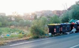 Discarica a cielo aperto dietro ai cassonetti: il degrado è servito