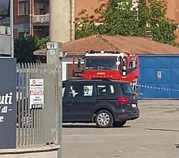 Incendio divora il panificio interno del discount Lidl: fumo acre sulla zona