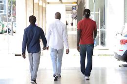 Vivono in albergo e per arrotondare spacciano: così vivono i richiedenti asilo