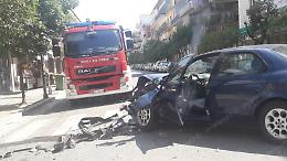 Incidente tra due auto in pieno centro: impatto terribile e gente in strada