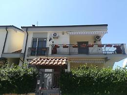 Crollano una tettoia e tegole: paura per una donna finita sotto i detriti