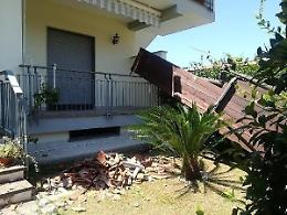 Crolla la tettoia, paura per una donna ferita. Miracolata la figlia