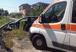 Perde il controllo della macchina e si schianta sul guardrail