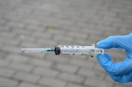 Siringhe e fazzoletti sporchi di sangue abbandonati: è allarme