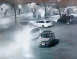 Si schianta con l'auto contro un palo e fugge: ripreso dalle telecamere