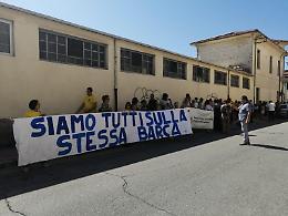 Caso Don Donato, le reazioni dopo la messa: due 'fazioni' ad attenderlo