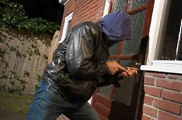 Ruba in un bar del centro e fugge: scoperto mentre cercava di nascondersi