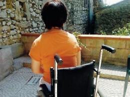 Barbara, una disabile prigioniera in casa sua: 19 scalini la separano dal mondo