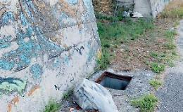 Strada ridotta a discarica: i residenti sono esasperati