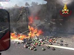 Tir carico di angurie va a fuoco in A1, fiamme altissime: autista miracolato
