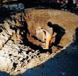 Cede l'asfalto, voragine si apre sulla strada: paura per gli automobilisti