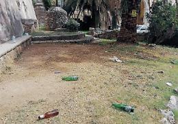 Sacro e blasfemo: alcol a fiumi sotto la Cattedrale, accuse a chi vende a minori