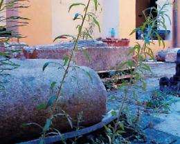 Reperti archeologici tra erbacce e rifiuti nell'ex convento: il degrado